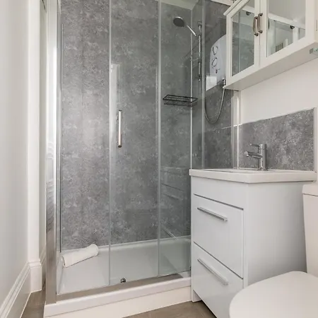 Dove Court Travel 5 - First Floor Ensuite *