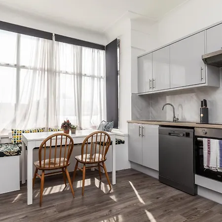 Dove Court Travel 5 - First Floor Ensuite Almondsbury