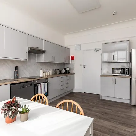 Dove Court Travel 5 - First Floor Ensuite Almondsbury